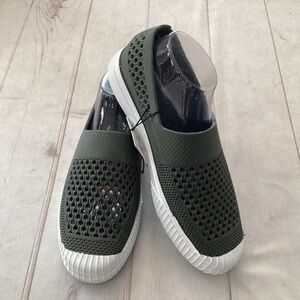 NEW Women’s Greens Shoes Sz 10